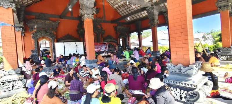 Anggota DPRD Kabupaten Tanah Bumbu, I Wayan Sudarma, berdialog dengan warga Desa Wanasari, Kecamatan Sungai Loban, Jumat (17/07/2026).