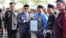 Bupati Tanah Bumbu Andi Rudi Latif menyerahkan piagam penghargaan kepada relawan kemanusiaan pada Apel Gabungan Peringatan Hari Bhayangkara ke-80 di halaman Mapolres Tanah Bumbu, Simpang Empat, Rabu (01/07/2026).