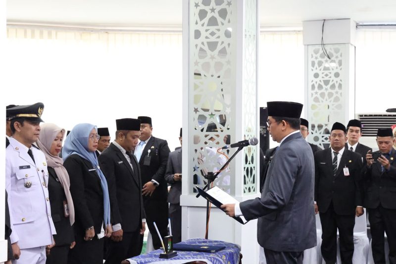 Bupati Tanah Bumbu Andi Rudi Latif melantik Pejabat Administrator dan Pengawas di lingkungan Pemerintah Kabupaten Tanah Bumbu di Kantor Bupati Batulicin, Rabu (01/07/2026).
