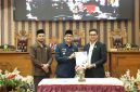 Bupati Tanah Bumbu Andi Rudi Latif menghadiri rapat paripurna DPRD Kabupaten Tanah Bumbu terkait pengambilan keputusan LPj APBD Tahun Anggaran 2025.