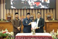 Bupati Tanah Bumbu Andi Rudi Latif menghadiri rapat paripurna DPRD Kabupaten Tanah Bumbu terkait pengambilan keputusan LPj APBD Tahun Anggaran 2025.