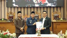 Bupati Tanah Bumbu Andi Rudi Latif menghadiri rapat paripurna DPRD Kabupaten Tanah Bumbu terkait pengambilan keputusan LPj APBD Tahun Anggaran 2025.