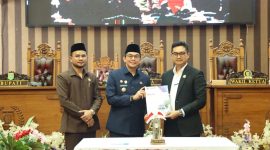 Bupati Tanah Bumbu Andi Rudi Latif menghadiri rapat paripurna DPRD Kabupaten Tanah Bumbu terkait pengambilan keputusan LPj APBD Tahun Anggaran 2025.