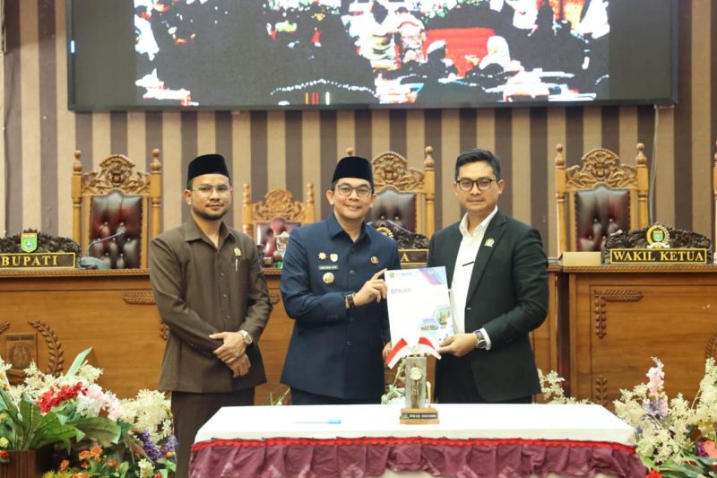 Bupati Tanah Bumbu Andi Rudi Latif menghadiri rapat paripurna DPRD Kabupaten Tanah Bumbu terkait pengambilan keputusan LPj APBD Tahun Anggaran 2025.