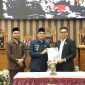 Bupati Tanah Bumbu Andi Rudi Latif menghadiri rapat paripurna DPRD Kabupaten Tanah Bumbu terkait pengambilan keputusan LPj APBD Tahun Anggaran 2025.