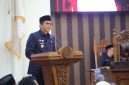 Bupati Andi Rudi Latif saat menyampaikan KUA dan PPAS APBD Tanah Bumbu Tahun 2027 dalam Rapat Paripurna DPRD, Rabu (01/07/2026).