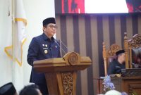 Bupati Andi Rudi Latif saat menyampaikan KUA dan PPAS APBD Tanah Bumbu Tahun 2027 dalam Rapat Paripurna DPRD, Rabu (01/07/2026).