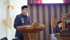 Bupati Andi Rudi Latif saat menyampaikan KUA dan PPAS APBD Tanah Bumbu Tahun 2027 dalam Rapat Paripurna DPRD, Rabu (01/07/2026).
