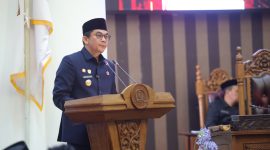 Bupati Andi Rudi Latif saat menyampaikan KUA dan PPAS APBD Tanah Bumbu Tahun 2027 dalam Rapat Paripurna DPRD, Rabu (01/07/2026).