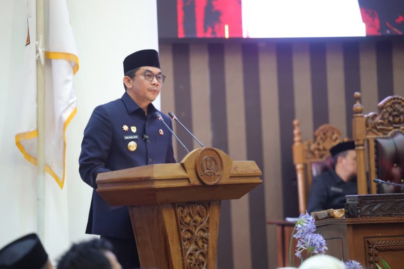 Bupati Andi Rudi Latif saat menyampaikan KUA dan PPAS APBD Tanah Bumbu Tahun 2027 dalam Rapat Paripurna DPRD, Rabu (01/07/2026).