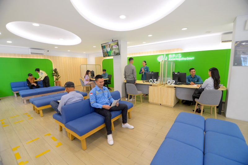 Suasana pelayanan di Kantor BPJS Ketenagakerjaan saat peserta mengakses layanan kepesertaan dan pengajuan klaim melalui kanal resmi yang disediakan.