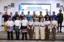 Foto bersama para finalis Grand Final Pemilihan Duta Pepelingasih (Pemuda Peduli Lingkungan Asri dan Bersih) Kabupaten Tanah Bumbu Tahun 2026 usai kegiatan yang digelar di Gedung Kapet, Minggu (05/07/2026).