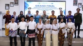 Foto bersama para finalis Grand Final Pemilihan Duta Pepelingasih (Pemuda Peduli Lingkungan Asri dan Bersih) Kabupaten Tanah Bumbu Tahun 2026 usai kegiatan yang digelar di Gedung Kapet, Minggu (05/07/2026).