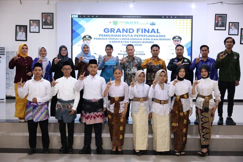 Foto bersama para finalis Grand Final Pemilihan Duta Pepelingasih (Pemuda Peduli Lingkungan Asri dan Bersih) Kabupaten Tanah Bumbu Tahun 2026 usai kegiatan yang digelar di Gedung Kapet, Minggu (05/07/2026).