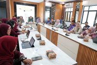 Asisten Bidang Pemerintahan dan Kesejahteraan Rakyat (Kesra) Setda Tanah Bumbu, M. Putu Wisnu Wardhana, mewakili Bupati Andi Rudi Latif saat membuka Rapat Pleno Penetapan Siswa Sekolah Rakyat Permanen di Ruang Sekretariat PKH Dinas Sosial Tanah Bumbu, Kamis (03/07/2026).
