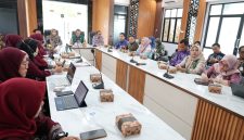 Asisten Bidang Pemerintahan dan Kesejahteraan Rakyat (Kesra) Setda Tanah Bumbu, M. Putu Wisnu Wardhana, mewakili Bupati Andi Rudi Latif saat membuka Rapat Pleno Penetapan Siswa Sekolah Rakyat Permanen di Ruang Sekretariat PKH Dinas Sosial Tanah Bumbu, Kamis (03/07/2026).