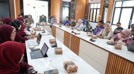 Asisten Bidang Pemerintahan dan Kesejahteraan Rakyat (Kesra) Setda Tanah Bumbu, M. Putu Wisnu Wardhana, mewakili Bupati Andi Rudi Latif saat membuka Rapat Pleno Penetapan Siswa Sekolah Rakyat Permanen di Ruang Sekretariat PKH Dinas Sosial Tanah Bumbu, Kamis (03/07/2026).