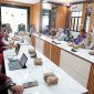 Asisten Bidang Pemerintahan dan Kesejahteraan Rakyat (Kesra) Setda Tanah Bumbu, M. Putu Wisnu Wardhana, mewakili Bupati Andi Rudi Latif saat membuka Rapat Pleno Penetapan Siswa Sekolah Rakyat Permanen di Ruang Sekretariat PKH Dinas Sosial Tanah Bumbu, Kamis (03/07/2026).
