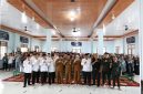 Staf Ahli Bupati Tanah Bumbu H. Deny Haryanto berfoto bersama peserta dan panitia usai membuka PERMATA CAI XVII Tahun 2026 yang diikuti 450 pelajar dan mahasiswa se-Kabupaten Tanah Bumbu di Desa Gunung Besar, Kecamatan Simpang Empat, Selasa (07/07/2026).