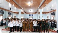 Staf Ahli Bupati Tanah Bumbu H. Deny Haryanto berfoto bersama peserta dan panitia usai membuka PERMATA CAI XVII Tahun 2026 yang diikuti 450 pelajar dan mahasiswa se-Kabupaten Tanah Bumbu di Desa Gunung Besar, Kecamatan Simpang Empat, Selasa (07/07/2026).