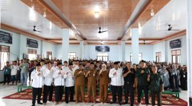 Staf Ahli Bupati Tanah Bumbu H. Deny Haryanto berfoto bersama peserta dan panitia usai membuka PERMATA CAI XVII Tahun 2026 yang diikuti 450 pelajar dan mahasiswa se-Kabupaten Tanah Bumbu di Desa Gunung Besar, Kecamatan Simpang Empat, Selasa (07/07/2026).