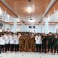 Staf Ahli Bupati Tanah Bumbu H. Deny Haryanto berfoto bersama peserta dan panitia usai membuka PERMATA CAI XVII Tahun 2026 yang diikuti 450 pelajar dan mahasiswa se-Kabupaten Tanah Bumbu di Desa Gunung Besar, Kecamatan Simpang Empat, Selasa (07/07/2026).
