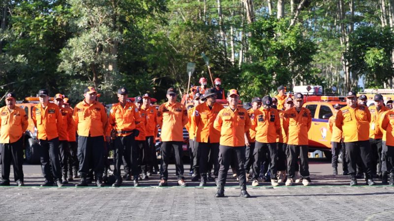 Personel BPBD Kabupaten Tanah Bumbu mengikuti Apel Kesiapsiagaan Menghadapi Bencana Kebakaran Hutan dan Lahan (Karhutla) Provinsi Kalimantan Selatan Tahun 2026 di Banjarbaru, Senin (06/07/2026).