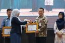 Asisten Perekonomian dan Pembangunan Setda Tanah Bumbu, Eryanto Rais, mewakili Bupati Andi Rudi Latif menerima penghargaan dari Universitas Lambung Mangkurat (ULM) atas dukungan dan kontribusi Pemerintah Kabupaten Tanah Bumbu dalam pelaksanaan Program Kuliah Kerja Nyata (KKN) Lingkungan Hidup Tahun 2026 di Auditorium ULM Banjarbaru, Sabtu (11/07/2026).
