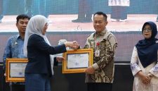 Asisten Perekonomian dan Pembangunan Setda Tanah Bumbu, Eryanto Rais, mewakili Bupati Andi Rudi Latif menerima penghargaan dari Universitas Lambung Mangkurat (ULM) atas dukungan dan kontribusi Pemerintah Kabupaten Tanah Bumbu dalam pelaksanaan Program Kuliah Kerja Nyata (KKN) Lingkungan Hidup Tahun 2026 di Auditorium ULM Banjarbaru, Sabtu (11/07/2026).