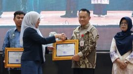 Asisten Perekonomian dan Pembangunan Setda Tanah Bumbu, Eryanto Rais, mewakili Bupati Andi Rudi Latif menerima penghargaan dari Universitas Lambung Mangkurat (ULM) atas dukungan dan kontribusi Pemerintah Kabupaten Tanah Bumbu dalam pelaksanaan Program Kuliah Kerja Nyata (KKN) Lingkungan Hidup Tahun 2026 di Auditorium ULM Banjarbaru, Sabtu (11/07/2026).