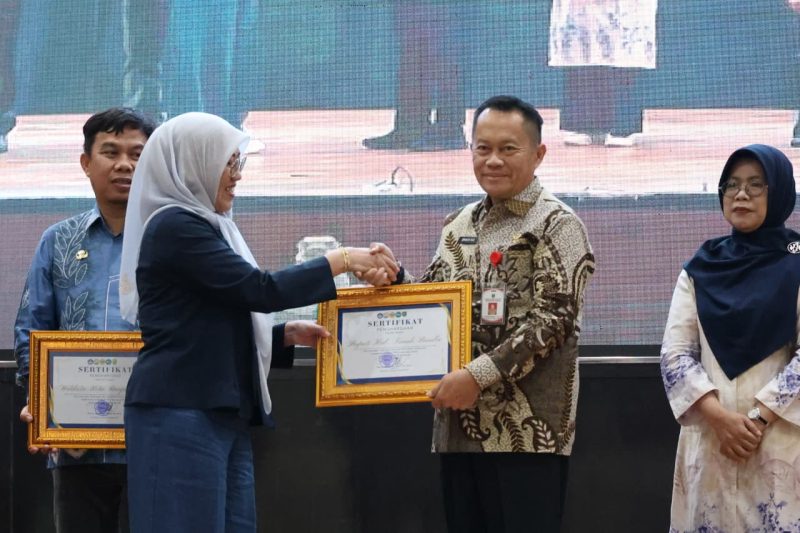 Asisten Perekonomian dan Pembangunan Setda Tanah Bumbu, Eryanto Rais, mewakili Bupati Andi Rudi Latif menerima penghargaan dari Universitas Lambung Mangkurat (ULM) atas dukungan dan kontribusi Pemerintah Kabupaten Tanah Bumbu dalam pelaksanaan Program Kuliah Kerja Nyata (KKN) Lingkungan Hidup Tahun 2026 di Auditorium ULM Banjarbaru, Sabtu (11/07/2026).