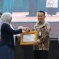 Asisten Perekonomian dan Pembangunan Setda Tanah Bumbu, Eryanto Rais, mewakili Bupati Andi Rudi Latif menerima penghargaan dari Universitas Lambung Mangkurat (ULM) atas dukungan dan kontribusi Pemerintah Kabupaten Tanah Bumbu dalam pelaksanaan Program Kuliah Kerja Nyata (KKN) Lingkungan Hidup Tahun 2026 di Auditorium ULM Banjarbaru, Sabtu (11/07/2026).