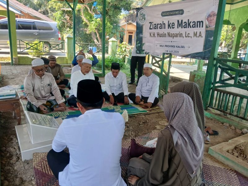 Memperingati Milad MUI ke 51, pengurus MUI Kalimantan Selatan, berziarah ke makam-makam mantan ketua MUI Kalimantan Selatan.