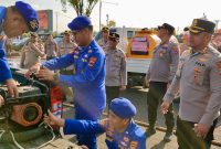 Kapolres Tanah Bumbu AKBP Novy Adi Wibowo meninjau langsung kesiapan peralatan penanggulangan kebakaran hutan dan lahan (Karhutla) usai memimpin Apel Kesiapsiagaan Karhutla Tahun 2026 di Lapangan Apel Polres Tanah Bumbu, Rabu (22/07/2026).