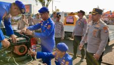 Kapolres Tanah Bumbu AKBP Novy Adi Wibowo meninjau langsung kesiapan peralatan penanggulangan kebakaran hutan dan lahan (Karhutla) usai memimpin Apel Kesiapsiagaan Karhutla Tahun 2026 di Lapangan Apel Polres Tanah Bumbu, Rabu (22/07/2026).