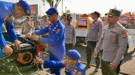 Kapolres Tanah Bumbu AKBP Novy Adi Wibowo meninjau langsung kesiapan peralatan penanggulangan kebakaran hutan dan lahan (Karhutla) usai memimpin Apel Kesiapsiagaan Karhutla Tahun 2026 di Lapangan Apel Polres Tanah Bumbu, Rabu (22/07/2026).