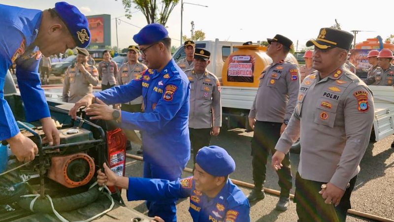 Kapolres Tanah Bumbu AKBP Novy Adi Wibowo meninjau langsung kesiapan peralatan penanggulangan kebakaran hutan dan lahan (Karhutla) usai memimpin Apel Kesiapsiagaan Karhutla Tahun 2026 di Lapangan Apel Polres Tanah Bumbu, Rabu (22/07/2026).