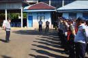 Petugas Dinas Perhubungan Kabupaten Tanah Laut mengikuti apel sebelum pelaksanaan ramp check atau pemeriksaan kelaikan kendaraan angkutan di halaman Kantor Dishub Tanah Laut, Pelaihari.