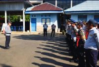 Petugas Dinas Perhubungan Kabupaten Tanah Laut mengikuti apel sebelum pelaksanaan ramp check atau pemeriksaan kelaikan kendaraan angkutan di halaman Kantor Dishub Tanah Laut, Pelaihari.