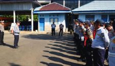 Petugas Dinas Perhubungan Kabupaten Tanah Laut mengikuti apel sebelum pelaksanaan ramp check atau pemeriksaan kelaikan kendaraan angkutan di halaman Kantor Dishub Tanah Laut, Pelaihari.