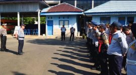 Petugas Dinas Perhubungan Kabupaten Tanah Laut mengikuti apel sebelum pelaksanaan ramp check atau pemeriksaan kelaikan kendaraan angkutan di halaman Kantor Dishub Tanah Laut, Pelaihari.