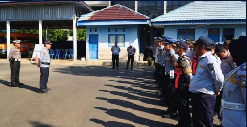 Petugas Dinas Perhubungan Kabupaten Tanah Laut mengikuti apel sebelum pelaksanaan ramp check atau pemeriksaan kelaikan kendaraan angkutan di halaman Kantor Dishub Tanah Laut, Pelaihari.