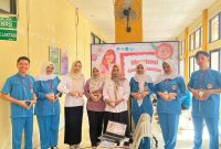 Mahasiswa Praktik Profesi Jurusan Keperawatan FKIK Universitas Lambung Mangkurat (ULM) bersama dosen pembimbing dan tim Promosi Kesehatan (Promkes) RSUD Ratu Zalecha Martapura usai menggelar edukasi mengenai hipertensi dalam kehamilan kepada ibu hamil di Poli Kandungan dan Kebidanan, Rabu (22/07/2026).