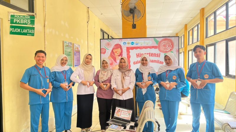Mahasiswa Praktik Profesi Jurusan Keperawatan FKIK Universitas Lambung Mangkurat (ULM) bersama dosen pembimbing dan tim Promosi Kesehatan (Promkes) RSUD Ratu Zalecha Martapura usai menggelar edukasi mengenai hipertensi dalam kehamilan kepada ibu hamil di Poli Kandungan dan Kebidanan, Rabu (22/07/2026).
