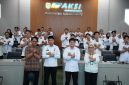 Foto bersama narasumber, Asisten Bidang Administrasi Umum Setda Tanah Bumbu M. Yamani, Kepala Diskominfosp Tanah Bumbu Al Husain Mardani, serta peserta Bimbingan Teknis (Bimtek) Penanganan Web Defacement di Ruang Rapat Mahligai Iman, Kantor Bupati Tanah Bumbu, Batulicin, Rabu (29/07/2026).