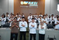 Foto bersama narasumber, Asisten Bidang Administrasi Umum Setda Tanah Bumbu M. Yamani, Kepala Diskominfosp Tanah Bumbu Al Husain Mardani, serta peserta Bimbingan Teknis (Bimtek) Penanganan Web Defacement di Ruang Rapat Mahligai Iman, Kantor Bupati Tanah Bumbu, Batulicin, Rabu (29/07/2026).