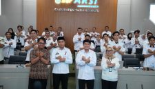 Foto bersama narasumber, Asisten Bidang Administrasi Umum Setda Tanah Bumbu M. Yamani, Kepala Diskominfosp Tanah Bumbu Al Husain Mardani, serta peserta Bimbingan Teknis (Bimtek) Penanganan Web Defacement di Ruang Rapat Mahligai Iman, Kantor Bupati Tanah Bumbu, Batulicin, Rabu (29/07/2026).