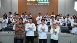 Foto bersama narasumber, Asisten Bidang Administrasi Umum Setda Tanah Bumbu M. Yamani, Kepala Diskominfosp Tanah Bumbu Al Husain Mardani, serta peserta Bimbingan Teknis (Bimtek) Penanganan Web Defacement di Ruang Rapat Mahligai Iman, Kantor Bupati Tanah Bumbu, Batulicin, Rabu (29/07/2026).