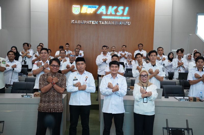 Foto bersama narasumber, Asisten Bidang Administrasi Umum Setda Tanah Bumbu M. Yamani, Kepala Diskominfosp Tanah Bumbu Al Husain Mardani, serta peserta Bimbingan Teknis (Bimtek) Penanganan Web Defacement di Ruang Rapat Mahligai Iman, Kantor Bupati Tanah Bumbu, Batulicin, Rabu (29/07/2026).