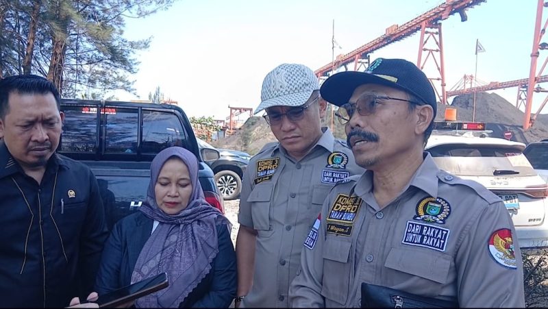 Wakil Ketua Komisi III DPRD Tanah Bumbu, I Wayan Sudarma, menegaskan pengendalian debu batu bara harus menjadi komitmen yang dijalankan setiap hari, bukan hanya saat ada pengawasan, usai sidak di kawasan operasional PT BIB, Pelabuhan Bunati, Kecamatan Angsana, Jumat (31/07/2026).